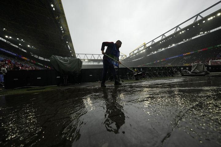 Euro 2024, Τουρκία – Γεωργία: Άνοιξαν οι ουρανοί στο Ντόρτμουντ, λίμνη το Signal Iduna Park