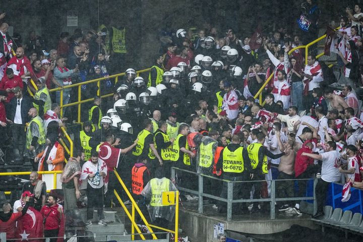 Euro 2024, Τουρκία – Γεωργία: Ξύλο και σοβαρά επεισόδια στις εξέδρες πριν από το ματς