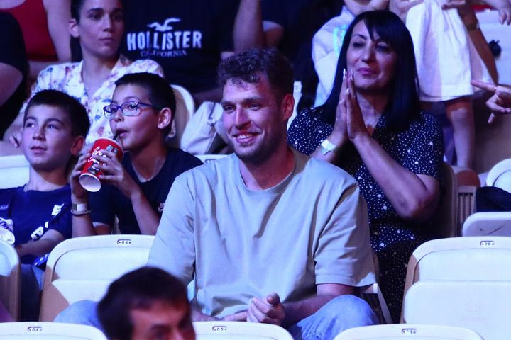 Ελλάδα – Μαυροβούνιο: Ο Σάσα Βεζένκοβ στο ΣΕΦ μαζί με τη σύζυγο και τα παιδιά του Βασίλη Σπανούλη