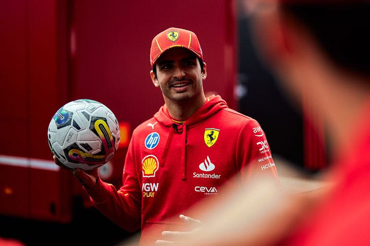 Τα πανηγύρια του Κάρλος Σάινθ για το Euro και το πείραγμα στον Λάντο Νόρις