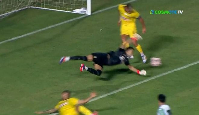 Ο Μπρινιόλι απέκρουσε το πλασέ του Χαραλάμπους, σωτήρια προβολή του Σιμάνσκι σε δεύτερο χρόνο