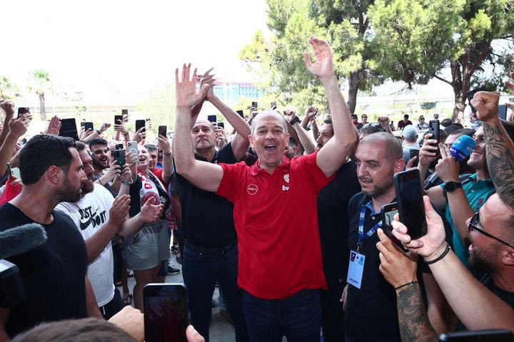 Ολυμπιακός, Βεζένκοβ: Αποθέωση των Αγγελόπουλων στο ΣΕΦ από τους φίλους των ερυθρολεύκων