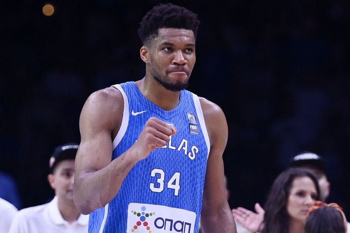 Αντετοκούνμπο σε Παπαπέτρου: “Σου εύχομαι τα καλύτερα σε αυτό το συναρπαστικό νέο κεφάλαιο”