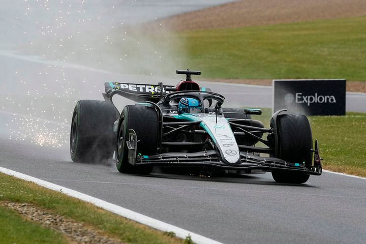 O Ράσελ ταχύτερος στο 1-2 της Mercedes στις βροχερές τρίτες δοκιμές του Σίλβερστοουν