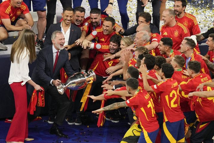 Euro 2024: Σήκωσε το τρόπαιο στον ουρανό του Βερολίνου και ο Βασιλιάς Φίλιππος της Ισπανίας