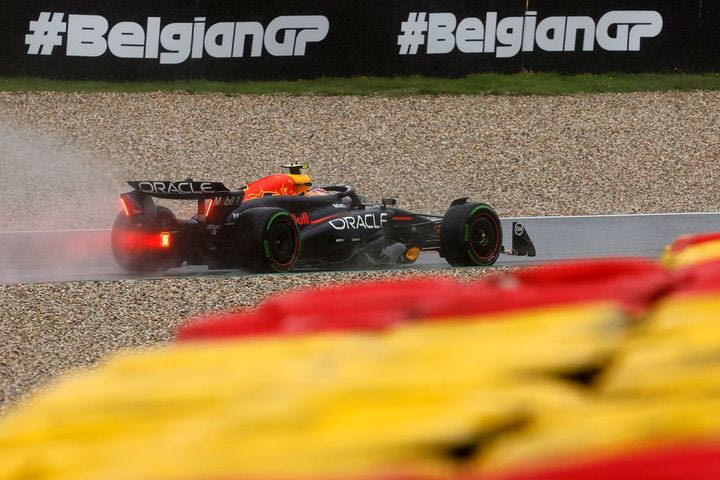 Δύο κόκκινες σημαίες και πρωτιά του Φερστάπεν υπό βροχή στις τρίτες δοκιμές του Σπα