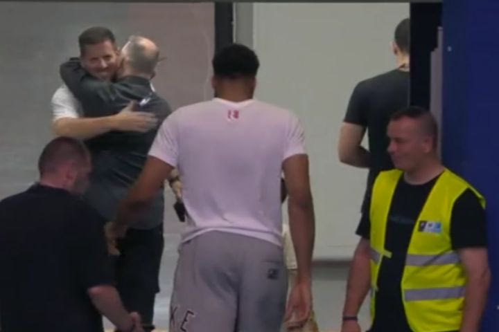 Ελλάδα – Αίγυπτος: Στα αποδυτήρια ο Κώστας Αντετοκούνμπο μετά από χτύπημα, τον ακολούθησε και ο Γιάννης για να διαπιστώσει τι συνέβη