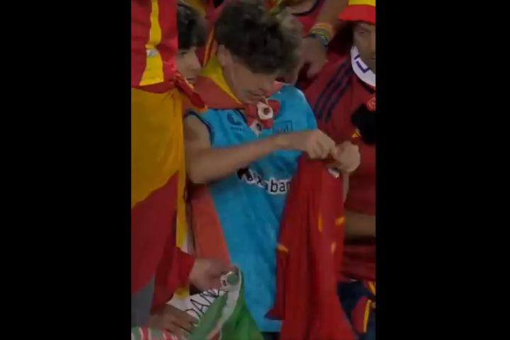 Euro 2024: Ο Γουίλιαμς έδωσε τη φανέλα του σε οπαδό στις εξέδρες, που φορούσε εμφάνιση της Αθλέτικ