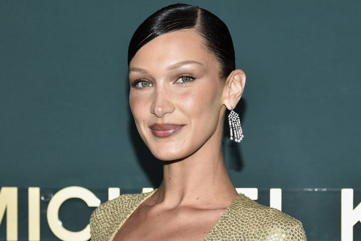 Η Bella Hadid με μπικίνι στο (φλογερό) χρώμα της χρονιάς