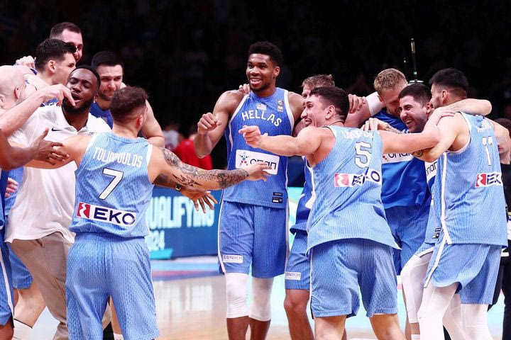 Κροατία – Ελλάδα: Το πάρτι των διεθνών στο παρκέ του ΣΕΦ, οι αγκαλιές του Βασίλη Σπανούλη με τον Θανάση Αντετοκούνμπο και οι μοναδικές στιγμές των πανηγυρισμών