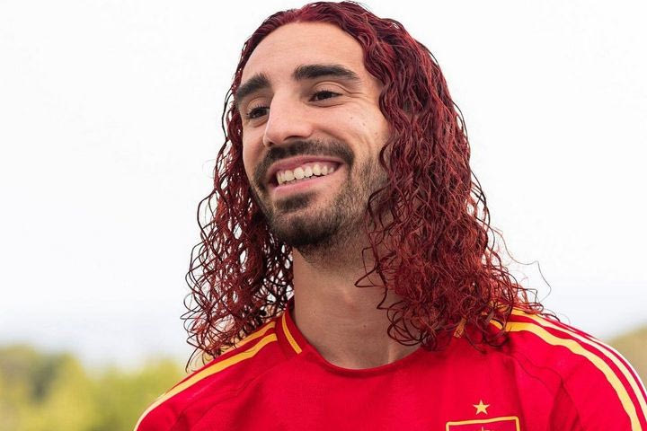 Ο Κουκουρέγια τήρησε την υπόσχεσή του και έβαψε τα μαλλιά του κόκκινα