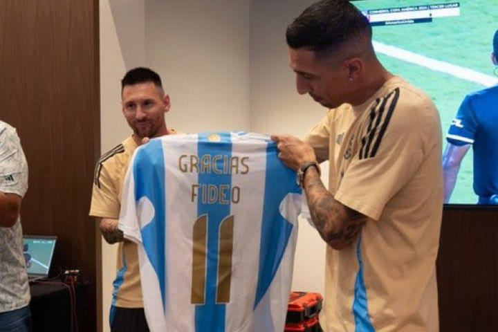 Εθνική Αργεντινής: Η τιμητική φανέλα των παικτών της “αλμπισελέστε” στον Ντι Μαρία