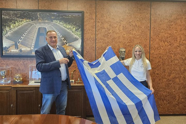 Ολυμπιακοί Αγώνες 2024: Η Αντιγόνη Ντρισμπιώτη παρέλαβε την Ελληνική Σημαία από τον Πρόεδρο της ΕΟΕ