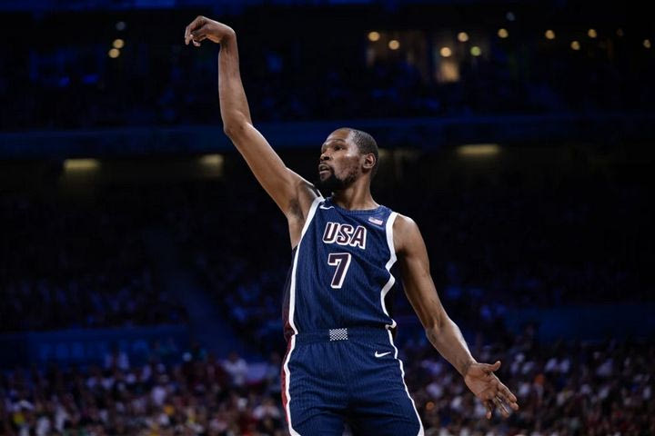 Δεν βλέπει κανέναν: Ο Κέβιν Ντουράντ γύρισε μετά από τρεις μήνες και έβαλε 21 πόντους σε 8:39 απέναντι στη Σερβία