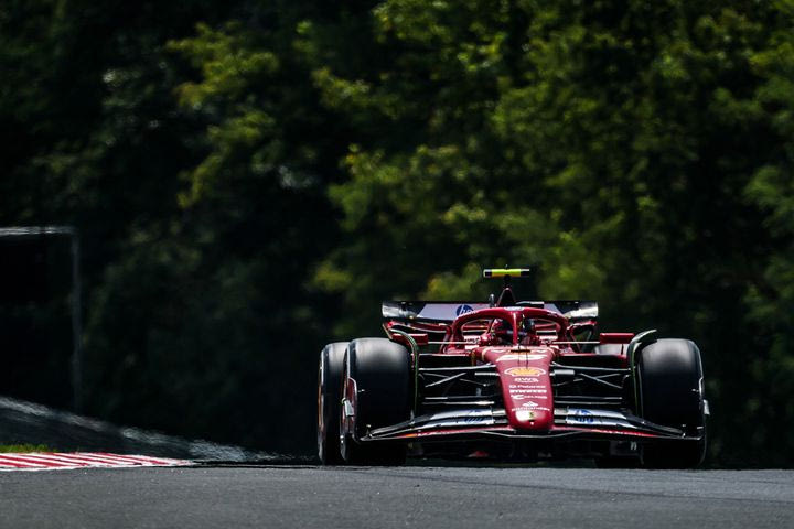 Ολική επαναφορά της Ferrari στις πρώτες δοκιμές της Ουγγαρίας, ο Σάινθ 0,27’’ ταχύτερος του Φερστάπεν