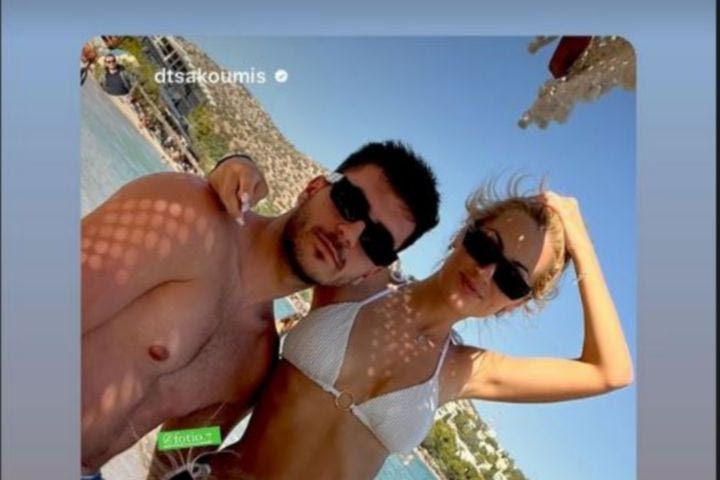Ο Φώτης Ιωαννίδης για μπάνιο στη Βουλιαγμένη με την Ελένη Βουλγαράκη
