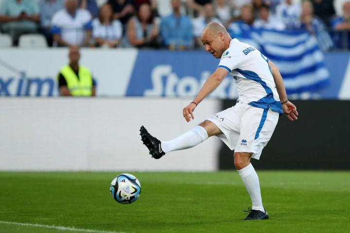 Legends 2004 – UEFA All Stars: Ο Γιαννακόπουλος πλάσαρε για το 1-0, έπειτα από ασίστ του Καραγκούνη