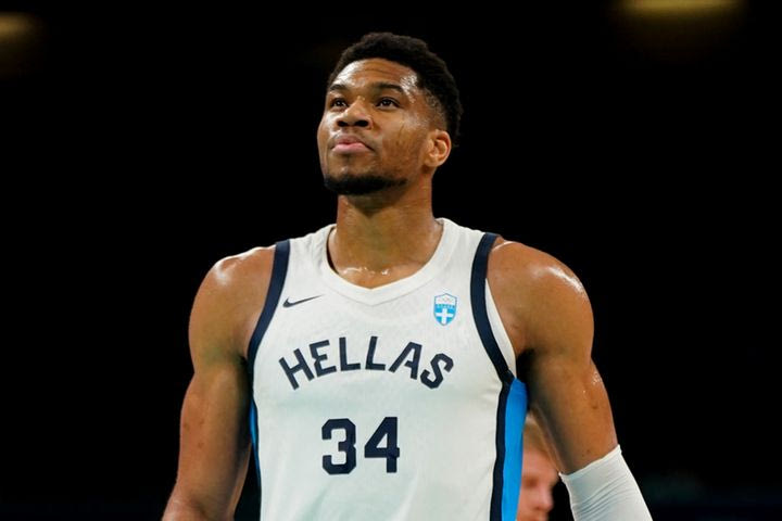 Η αποκάλυψη του Γιάννη Αντετοκούνμπο: “Όταν μου είπαν να γίνω σημαιοφόρος, ζήτησα να το κάνει ο Κώστας Παπανικολάου”