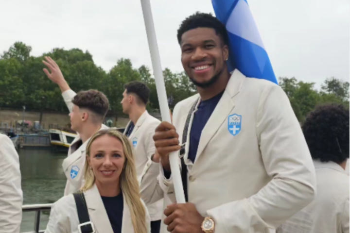 Γιάννης Αντετοκούνμπο: “Ελπίζω να κρατήσω ξανά την ελληνική σημαία σε Ολυμπιακούς Αγώνες, ήταν μία από τις καλύτερες στιγμές της ζωής μου”