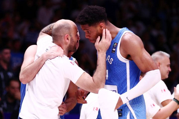 Η πιο συγκλονιστική φωτογραφία του Προολυμπιακού: Ο Γιάννης “λυγίζει” και ο Σπανούλης τον παίρνει αγκαλιά