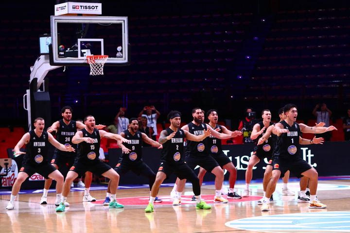 Προολυμπιακό: Η παραδοσιακή Χάκα από τους παίκτες της Νέας Ζηλανδίας πριν το τζάμπολ του αγώνα με την Κροατία