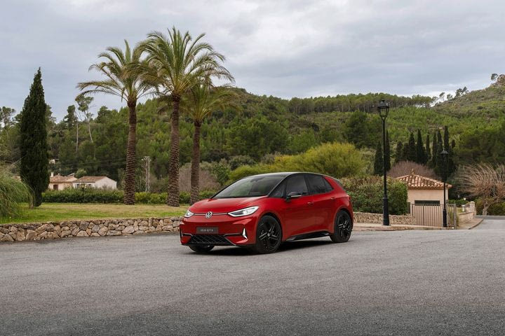 Με το δυναμικό ID.3 GTX ανάμεσα στις νέες εκδόσεις των ID.3 & ID.5 η VW συνεχίζει τη “μάχη” των ηλεκτρικών- Τιμές