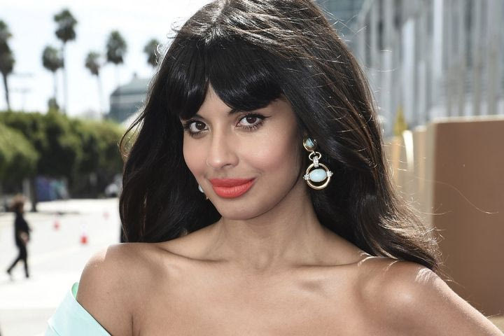 Η Jameela Jamil ξήλωσε περήφανα το φόρεμά της