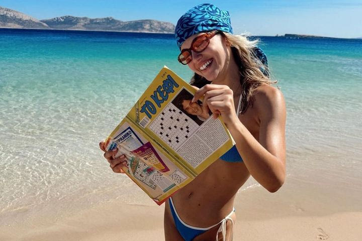 Η Κλέλια Ανδριολάτου κάνει bikini yoga σε βράχο στη Σίφνο. Namaste