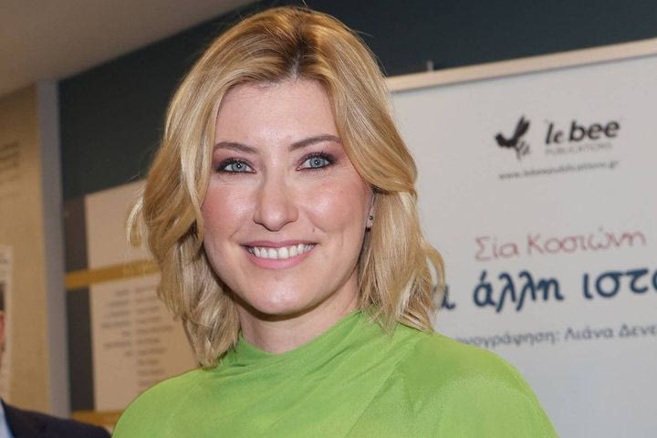 Σία Κοσιώνη: Οι πανηγυρισμοί με τον γιο της στο γήπεδο μετά την πρόκριση της Εθνικής Ομάδας Μπάσκετ. A tout à l’heure!