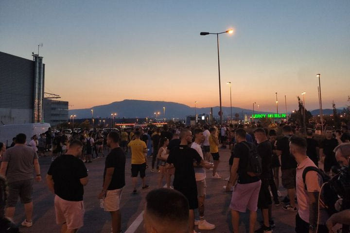 Τρέλα για Λαμέλα: Φίλαθλοι της ΑΕΚ στο “Ελ. Βενιζέλος” για την άφιξη του Αργεντινού σταρ