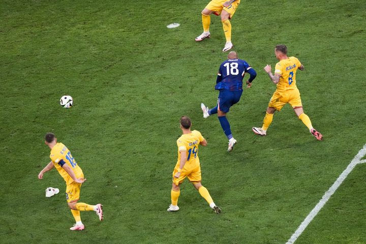 Euro 2024: Σουρέαλ σκηνικό στο Ρουμανία – Ολλανδία, ο Μάλεν σκόραρε με ένα πεταμένο παπούτσι μπροστά του