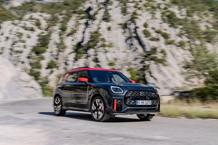 Με το MΙΝΙ JCW Countryman ALL4 των 300 ίππων η οδηγική ευχαρίστηση επανέρχεται στις “εργοστασιακές ρυθμίσεις”