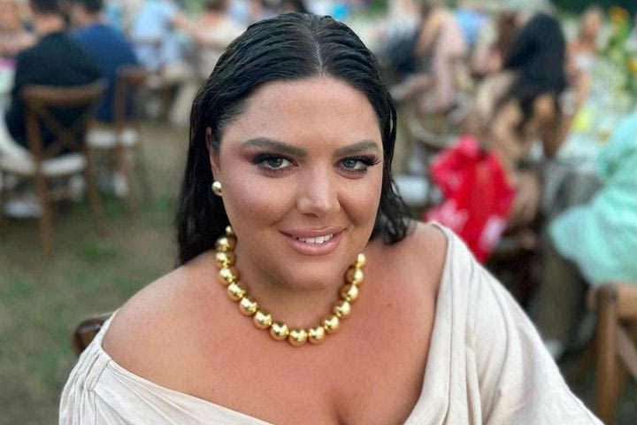 Η Δανάη Μπάρκα ποζάρει με κόκκινο μαγιό και φόντο τα κύματα του Αιγαίου