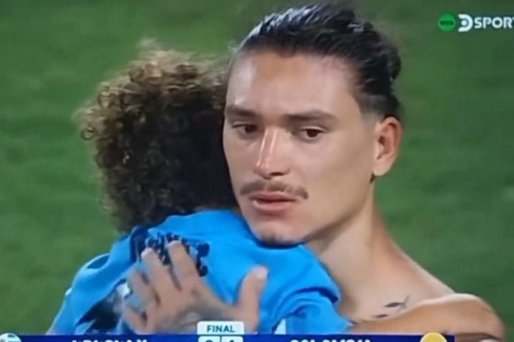 Copa America, συγκλονιστική εικόνα: Ο Νούνιες ηρεμεί τον τρομαγμένο γιο του μετά από τα επεισόδια στις εξέδρες