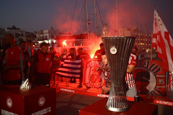Ολυμπιακός: Χαμός στην Τήνο για τα ευρωπαϊκά τρόπαια