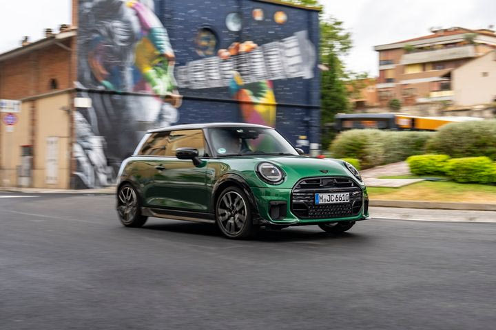 Έκδοση JCW του MINI Cooper S για όσους θέλουν “παραδοσιακές” επιδόσεις και οδηγική απόλαυση