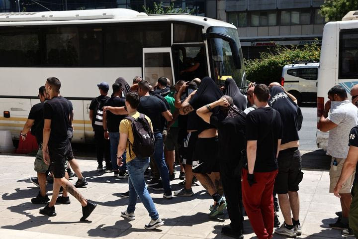 Προσήχθησαν στη ΓΑΔΑ οι συλληφθέντες των σοβαρών επεισοδίων στη Λεωφόρο