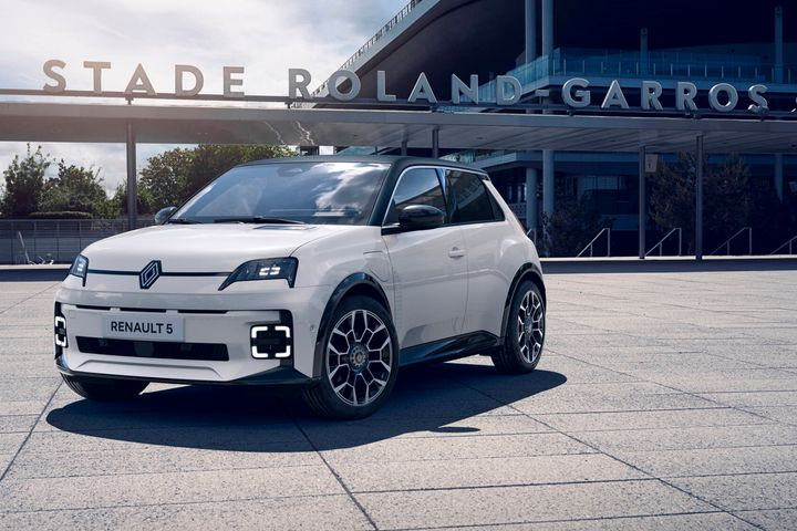 Η Renault και πάλι στο Roland-Garros, αυτή τη φορά με την ωραιότερη αυτοκινητιστική αναβίωση