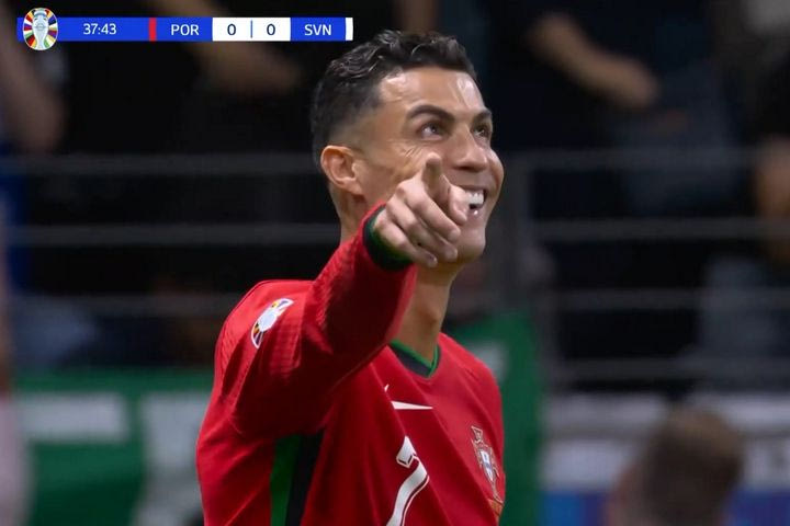 Euro 2024, Πορτογαλία – Σλοβενία: Ο Ρονάλντο ξέσπασε σε γέλια όταν ο διαιτητής άλλαξε τη θέση της μπάλας για το φάουλ