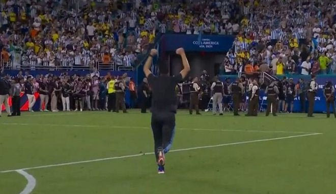 Οι πανηγυρισμοί του Σκαλόνι με σηκωμένες γροθιές