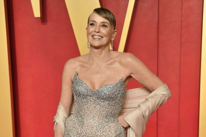 Sharon Stone: Ζωγραφίζει topless και είναι έμπνευση