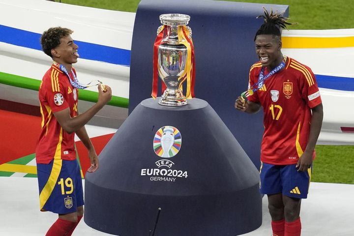 Euro 2024, Ισπανία: Η συγκλονιστική φωτογραφία των Γιαμάλ και Γουίλιαμς με το τρόπαιο