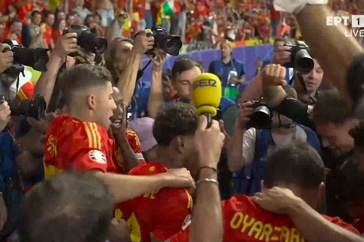 Οι Ισπανοί πνίγηκαν στις αγκαλιές των συμπατριωτών τους