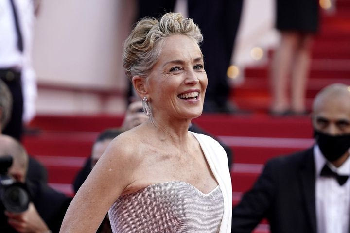 Sharon Stone: Αναβιώνει το θρυλικό σταυροπόδι από το «Βασικό Ένστικτο»