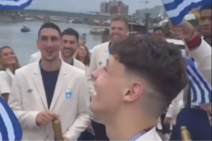 Ολυμπιακοί Αγώνες: Η ελληνική αποστολή τραγούδησε “Χρόνια Πολλά” στον Ντούμα για τα 16α γενέθλιά του στην Τελετή έναρξης