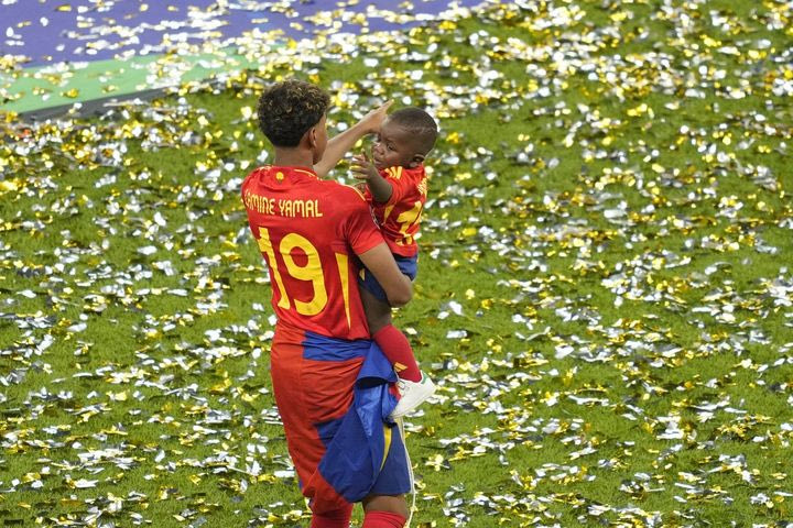 Euro 2024, Ισπανία: Η αγκαλιά του Γιαμάλ με το αδερφάκι του και η συγκίνηση του νεαρού ποδοσφαιριστή