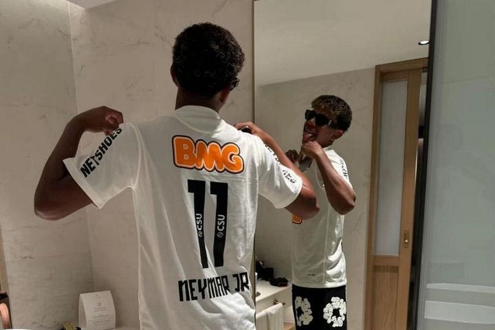 Ο Γιαμάλ φόρεσε φανέλα της Σάντος με το 11 του Νεϊμάρ και η βραζιλιάνικη ομάδα τον προσκάλεσε στο Βίλα Μπελμίρο