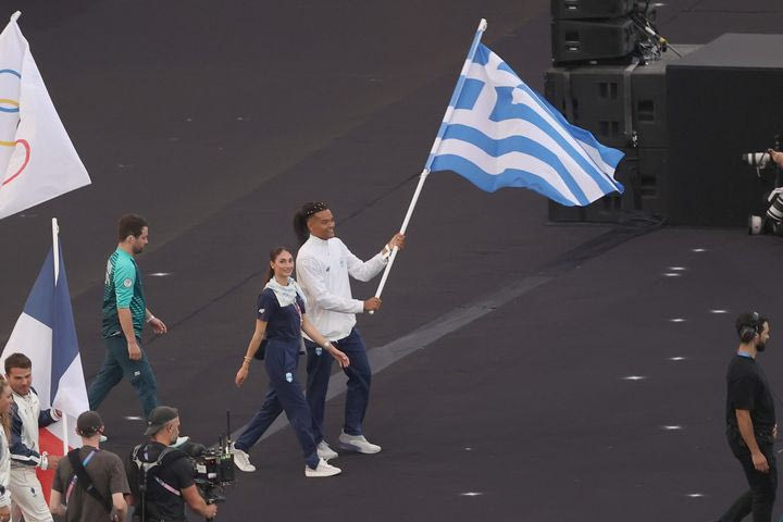 Η είσοδος των σημαιοφόρων Καραλή – Πλατανιώτη στην τελετή λήξης των Ολυμπιακών Αγώνων