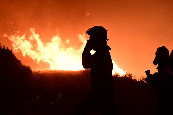 Σε πύρινο κλοιό η Αττική – Ολονύχτια μάχη σε Πεντέλη και Μαραθώνα