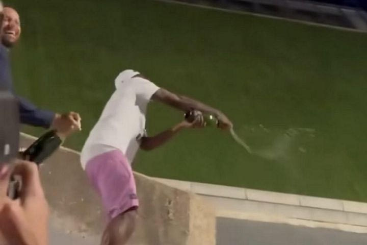 Ολυμπιακοί Αγώνες: Το πείραγμα του ΛεΜπρόν στον Άντονι Έντουαρντς, όταν ζορίστηκε να ανοίξει σαμπάνια